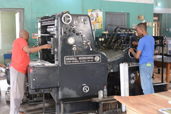 Automatic sewing machines for book sewing